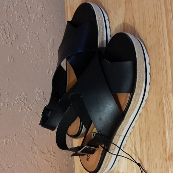 whitemt. black sandals Size M - Picture 2 of 4